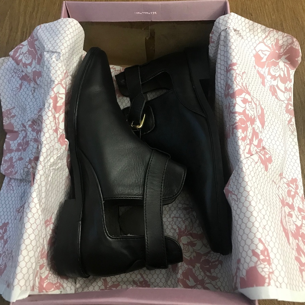 HUDSON SHOES LEATHER ANKLE BOOT W/ POINTED TOE